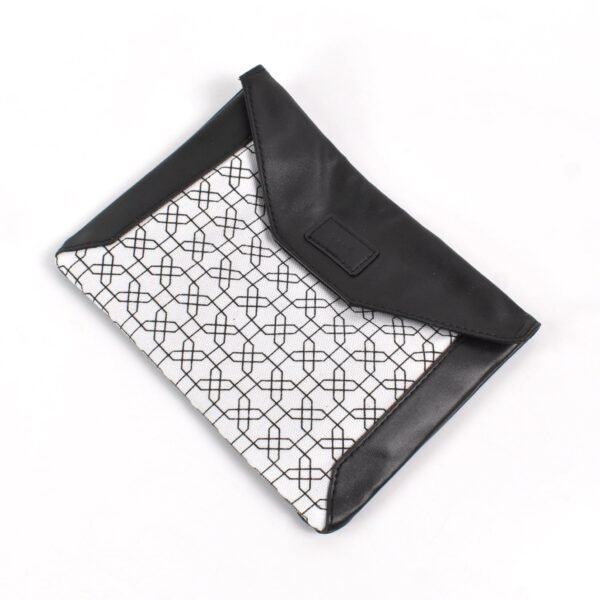 011_13fe2b4e-2d56-45d0-ada5-1b9ac09f495a.jpg Multipurpose Pouch With Magnetic Lock(1 Pc / 19×14 Cm)