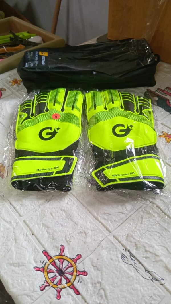 0260afbf-1068-4b8e-96df-da6df2fbeeb5_7c15c7b6-54b7-4bfd-8096-82959a86907e.jpg Kids Sports Goalkeeper Gloves with Finger Protection (1 Pair)
