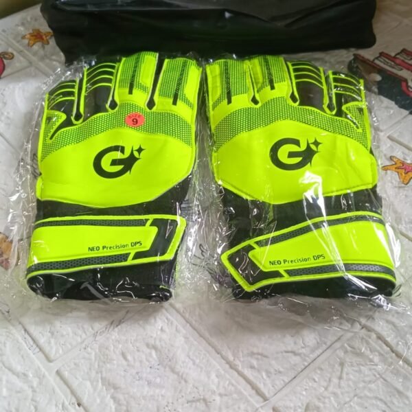 0260afbf-1068-4b8e-96df-da6df2fbeeb5_7c15c7b6-54b7-4bfd-8096-82959a86907e.jpg Kids Sports Goalkeeper Gloves with Finger Protection (1 Pair)