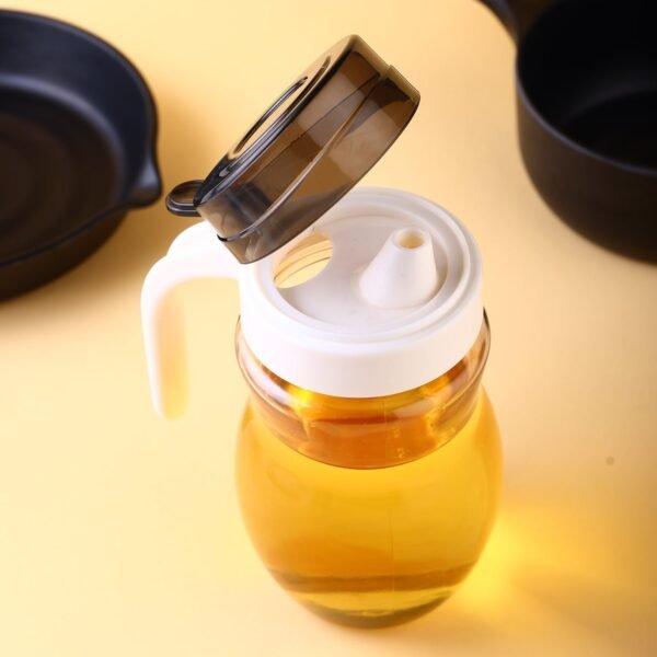 02_2d645360-bd37-4dc2-b39f-667bf8eb9e54.jpg Oil Dispenser Plastic with small nozzle 650ml