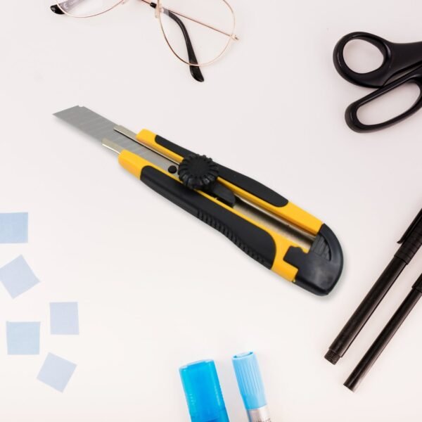 02_996fbee7-2ce4-42d0-95c0-f2ce325f2a92.jpg Cutter Knife Set with 4 Replacement Blades (1 Set)