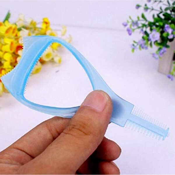 02_d712729e-5090-4789-b690-8e02918331a6.jpg 3-in-1 Plastic Eyelash Tool: Mascara Guide, Brush & Curler (1 Pc)
