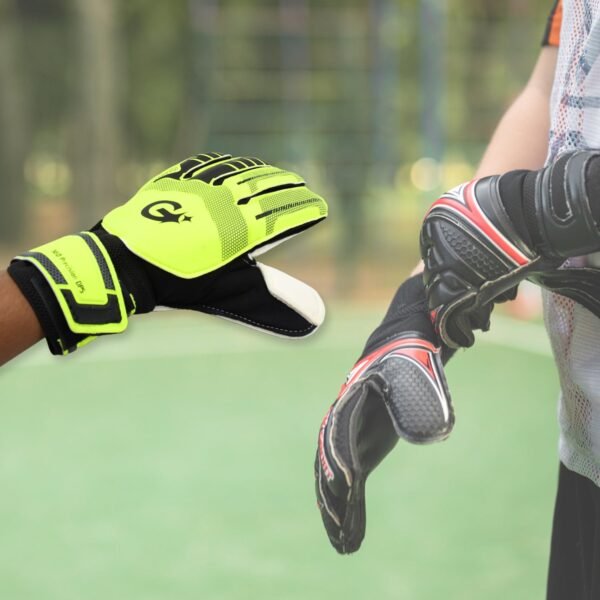 03_2274765b-a356-40b6-8625-f58c7808f215.jpg Kids Sports Goalkeeper Gloves with Finger Protection (1 Pair)