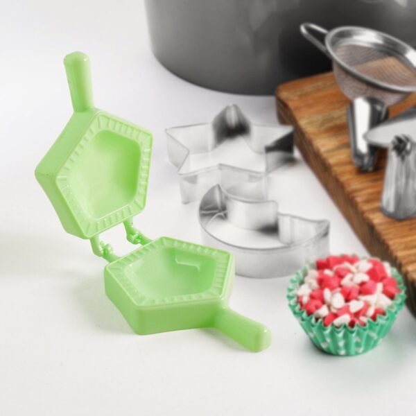 03_6c130563-8630-48f9-be4f-772f0581ba83.jpg 1 Pc Assorted Shape Plastic Snack Mould (Mix Design / 1 Pc)
