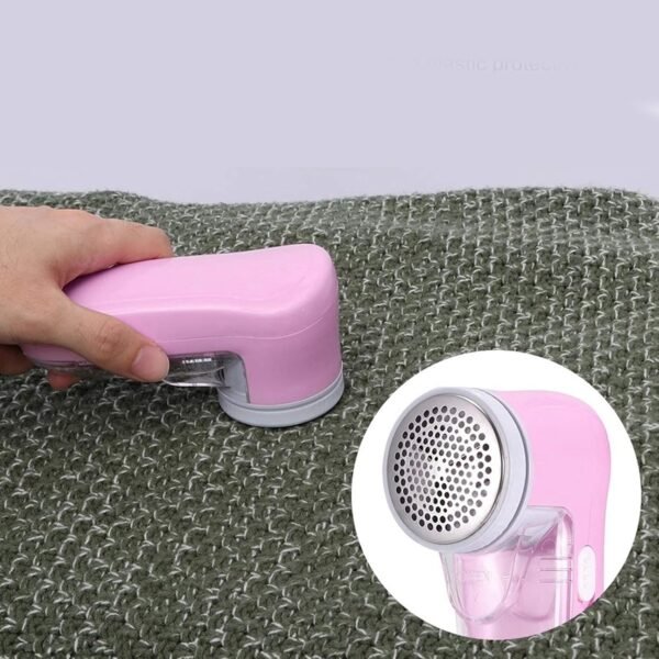 03_7d1dc1c6-24d3-466c-9b03-09ad964d7b16.jpg Creative Lint Remover – Removes Lint from Woolens, Sweaters & Blankets (1 Pc)
