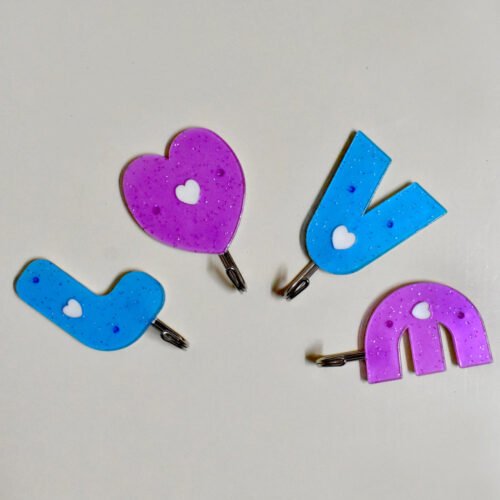 03_d613dd6f-10ee-4e4e-bb81-5cc46ace20c3.jpg Love Shape Self Adhesive Hooks