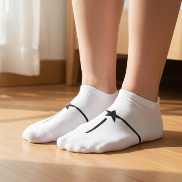 03_socks_f50d404a-6aaf-4de0-bcee-ea9784641198.jpg White Star Pattern Low-Cut Socks (1 Pair)