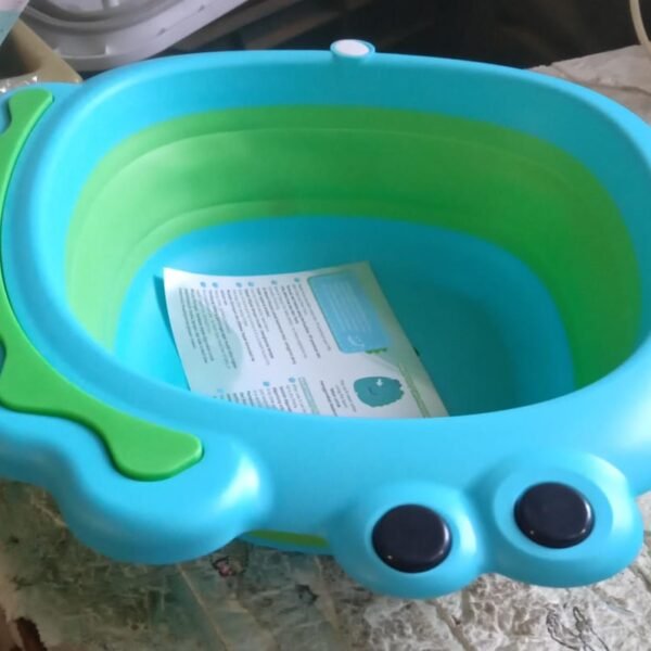 04462dde-63a0-4b0e-af2f-0ddeb411329f.jpg Frog Shape Foldable Baby Wash Basin – Space-Saving Face Washing Tub (33×31cm)