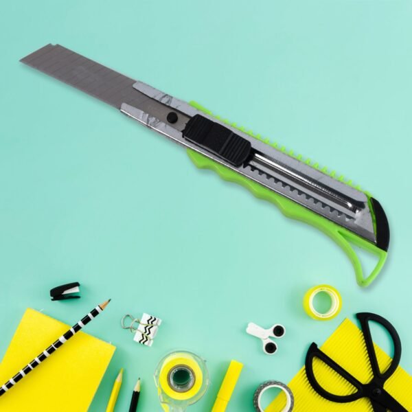 Heavy Duty Working Cutter Knife replacement blade, 2 Screwdriver Hand Tool (4 Pc Set)