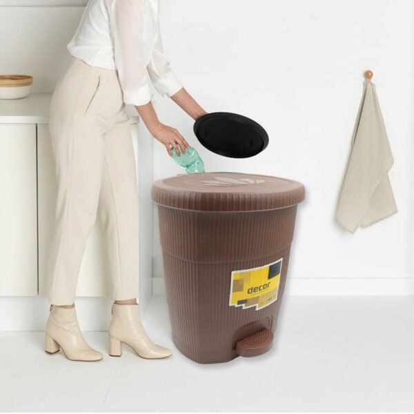 04_8b6c66ce-a678-430f-8a71-03c8c1c1ca37.jpg Mini Plastic Pedal Dustbin for Kitchen, Office & Car Use (1 PC)