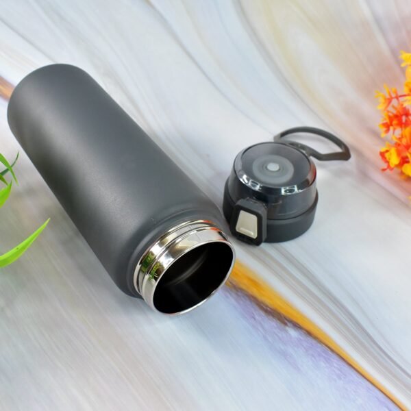 04_f4b30ad4-ae4f-45b4-9f5b-afce188547e0.jpg Stainless Steel Double Walled Vacuum Insulated Water Bottle (Mix Design 1 Pc)