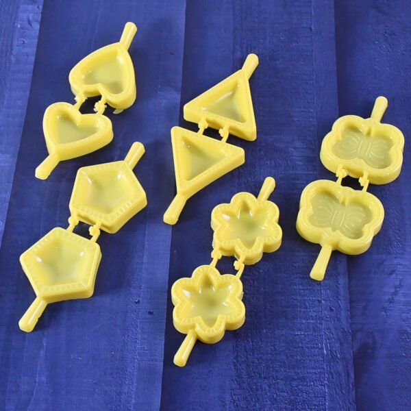 04_f7046552-4f30-4192-b512-f15b23a47a4f.jpg Plastic Cookie Cutter Mould Set (6 Pc)