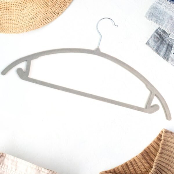 04_hanger.jpg Velvet Non-Slip Clothes Hanger (1 Pc)