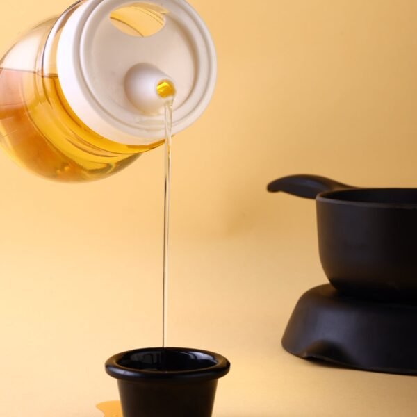 05_19a25730-8e41-4de6-adcc-e4083a36eb1e.jpg Oil Dispenser Plastic with small nozzle 650ml