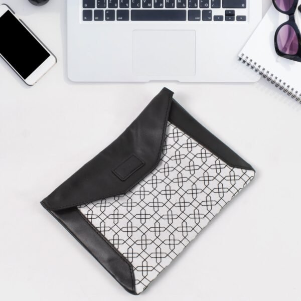 06_b71e4f64-01e4-4d99-9224-2497197fa1df.jpg Multipurpose Pouch With Magnetic Lock(1 Pc / 19×14 Cm)