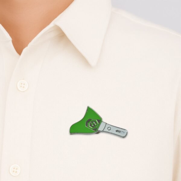 Stylish Metal Badge Pin – Single Piece (Random Design)