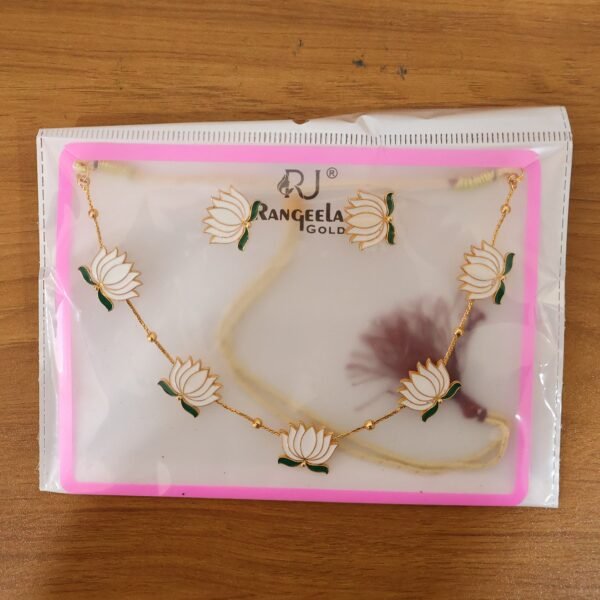 Elegant White Lotus Design Necklace with Stud Earrings Set (1 Set)