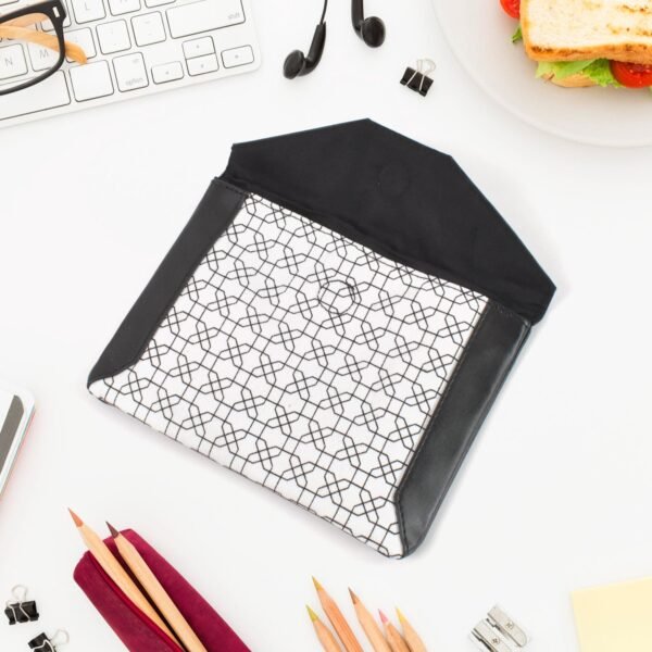 07_8aa2a5eb-cc92-4242-a1e4-e6f6614158ce.jpg Multipurpose Pouch With Magnetic Lock(1 Pc / 19×14 Cm)