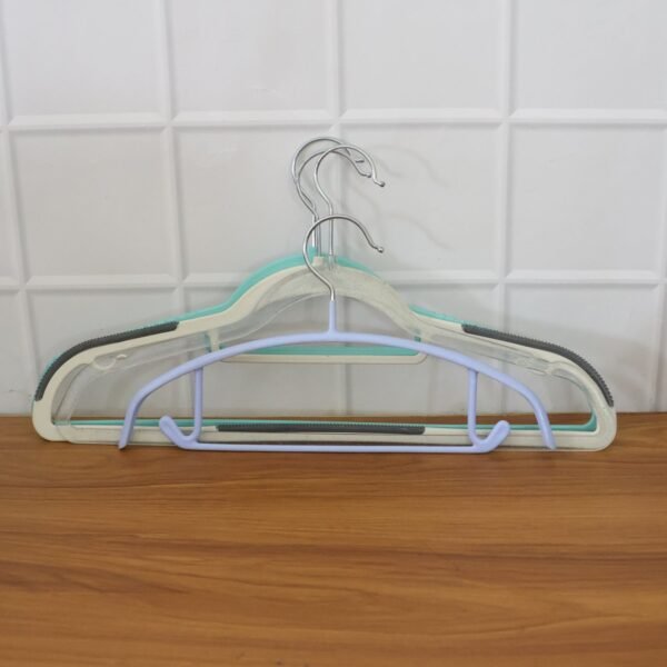 08_b30f4044-8a22-4b7a-8883-30cfddb29c4b.jpg Premium Mix Design Non-Slip Clothes Hanger (Mix Design / 1 Pc)