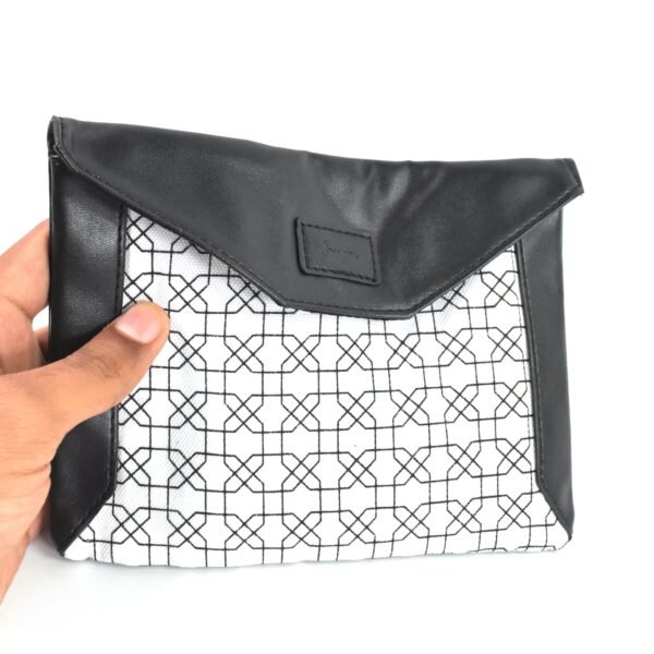 09_9253c0ae-74ee-4e68-8f66-39161a24745c.jpg Multipurpose Pouch With Magnetic Lock(1 Pc / 19×14 Cm)