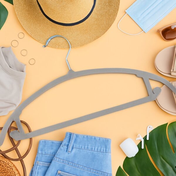 09_hanger.jpg Velvet Non-Slip Clothes Hanger (1 Pc)