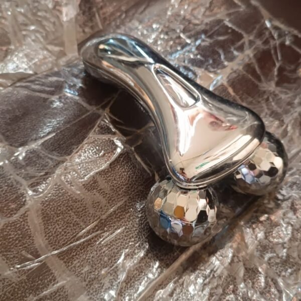 0a5b45be-e8b4-4a6f-b9fa-43ededc3a4af.jpg Handheld 3D Roller Face and Body Massager