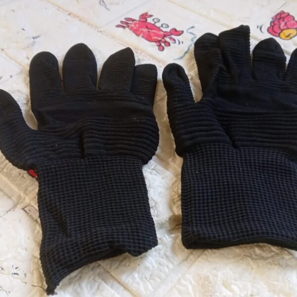 0b045e45-4ea2-4814-aa9a-b3a27c2ae2f4.jpg Small Hands, Big Protection: Heat Resistant, Cut-Proof Gloves