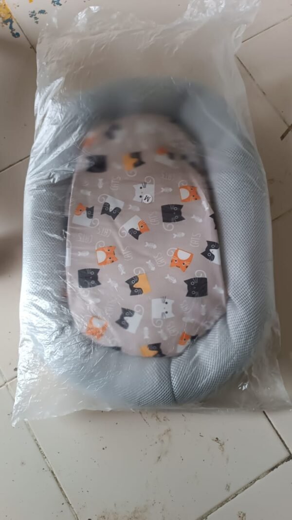 0c19ca2f-edbb-4a7a-8bd4-24ca1db058bc.jpg Round Soft Plush Cat Bed with Cartoon Cat Print Cushion 1 Pc