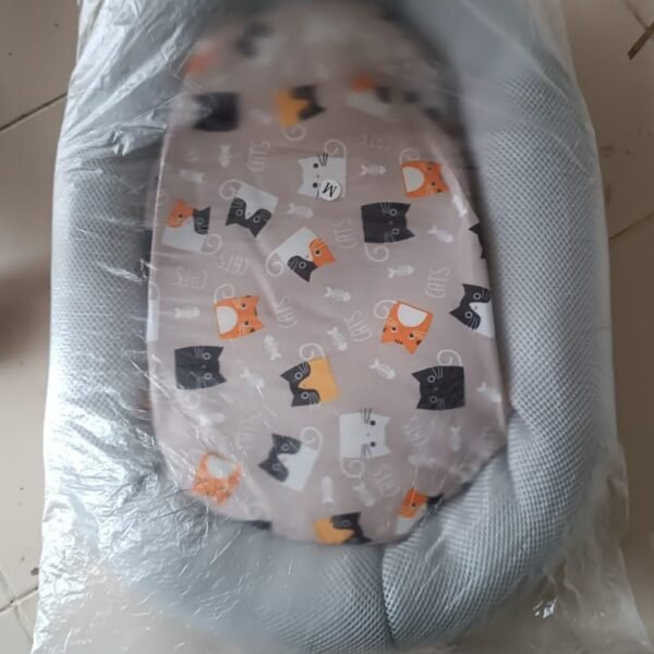0c19ca2f-edbb-4a7a-8bd4-24ca1db058bc.jpg Round Soft Plush Cat Bed with Cartoon Cat Print Cushion 1 Pc