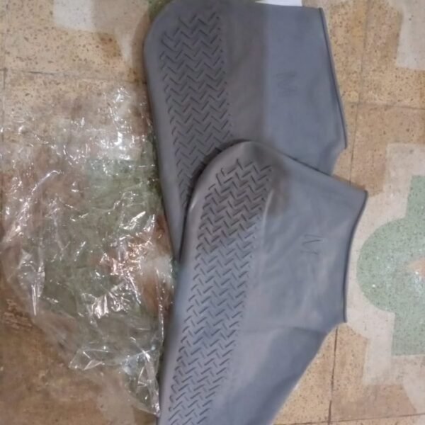 Non-Slip Silicone Reusable Waterproof Boot Shoe Cover (Medium, Mix Color)