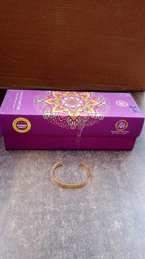 18f2a17c-6648-4322-be7a-71b7ddc78d87.jpg Elegant Gold Finish Open Cuff Bracelet Kada (1 Pc)