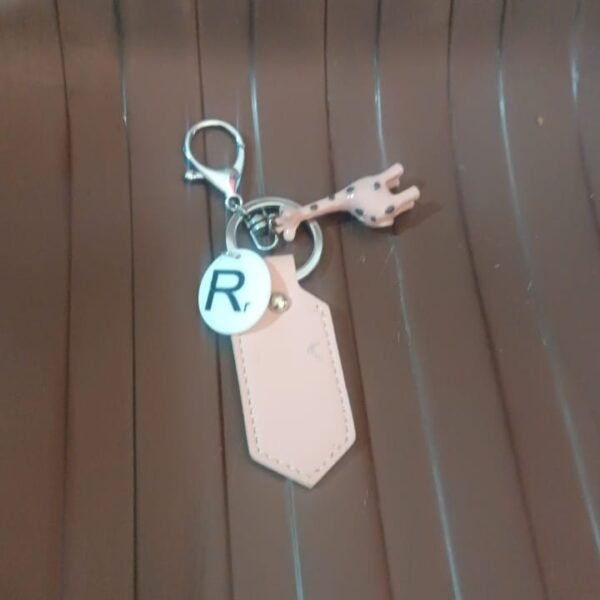 Charming Giraffe Keychain – A Touch of Whimsy for Your Everyday Essentials (1 Pc)