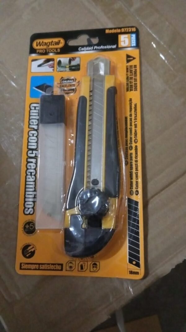 3ffdacb8-ffd7-4e92-9450-36af36c8a961.jpg Cutter Knife Set with 4 Replacement Blades (1 Set)