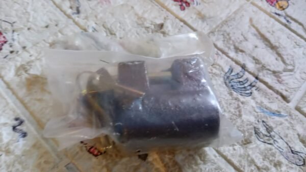 46d15982-c124-4cc8-9aca-5692a5a31828.jpg Iron lock, Brass Core and Thickened Spray Black Iron Door Lock With 5 pc Keys for Home Dormitory, Waterproof Antirust Anti-theft locks Outdoor Gate Shed Locks Warehouse Big Iron Door Drawer Lock (63 mm )