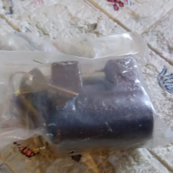 46d15982-c124-4cc8-9aca-5692a5a31828.jpg Iron lock, Brass Core and Thickened Spray Black Iron Door Lock With 5 pc Keys for Home Dormitory, Waterproof Antirust Anti-theft locks Outdoor Gate Shed Locks Warehouse Big Iron Door Drawer Lock (63 mm )