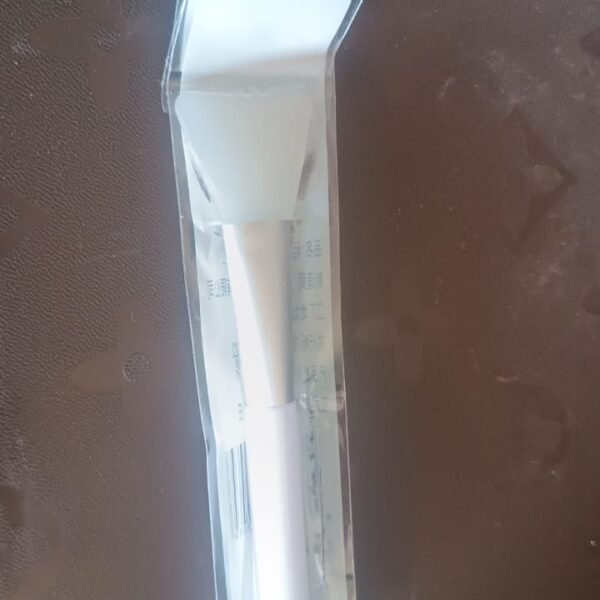 4a89961d-478f-4f80-b705-240e3db1b172.jpg Silicone Face Mask Applicator Brush (1 Pc)