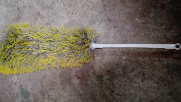 5e9be3d9-918d-499f-8ce5-e26f5bab8047.jpg Long Handle Microfiber Duster – Extendable & Washable Cleaning Tool (62cm)