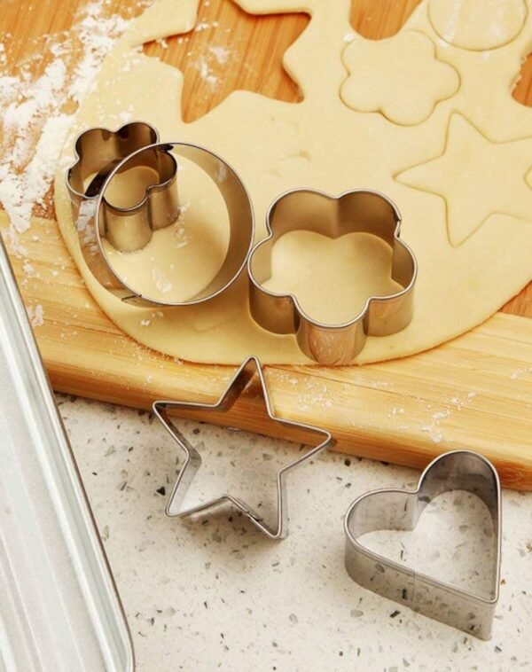 615AOrdwVEL._SL1010.jpg Stainless Steel Cookie Cutter Set – Heart, Round, Star & Flower Shapes (12 Pcs)