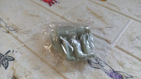 64893697-c4e0-4d3f-9849-fbee3242eb96.jpg 180° Rotating Punch-Free 3-Hook Sticky Hook – 1 Pc