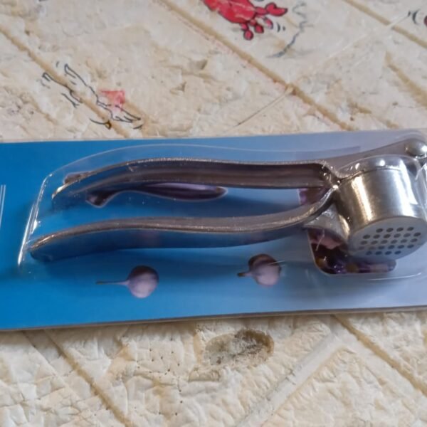 Crush Garlic with Ease: Lightweight Aluminum Garlic Press (1 Pc)