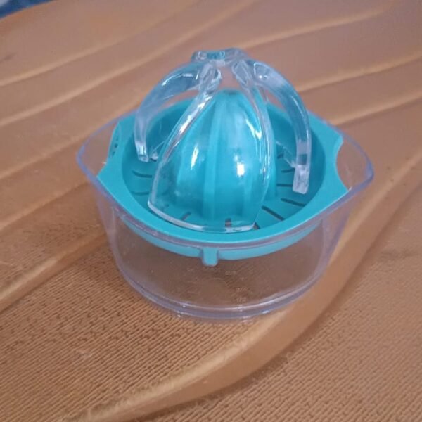 Manual Citrus Fruit Juicer with Measuring Cup