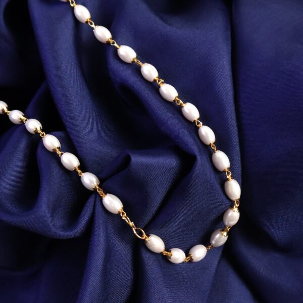 Elegant Pearl Beaded Necklace with Gold-Tone Link Detailing (1 Pc)