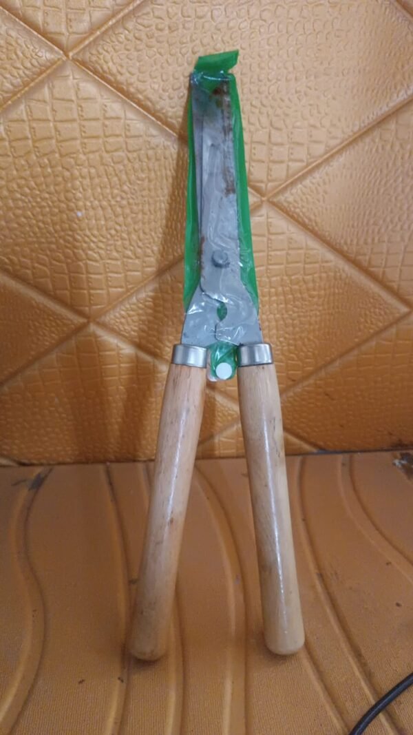 a981ed83-8952-47b1-b8a6-80c04551e065.jpg Heavy-Duty B Grade Hedge Shear with Wooden Handle