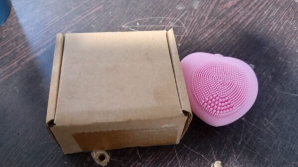 aff4b4a7-a438-4839-9033-b54503c92721.jpg Heart-Shaped Silicone Face Wash Brush – Facial Cleansing Scrubber for Women