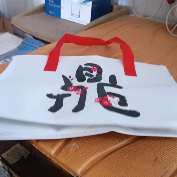 c2adbf2a-2e83-48af-af92-8b196f3d7b6e.jpg Premium Insulated Thermal Lunch Bag (1 Pc)