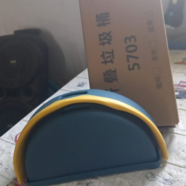 Wall Mounted Hanging Trash Can With Adhesive Hook,  Garbage Bin for Kitchen Cabinet Door, Small Collapsible Foldable Waste Bins, Hanging Trash Holder for Bathroom Bedroom Office Car, Portable (1 Pc)