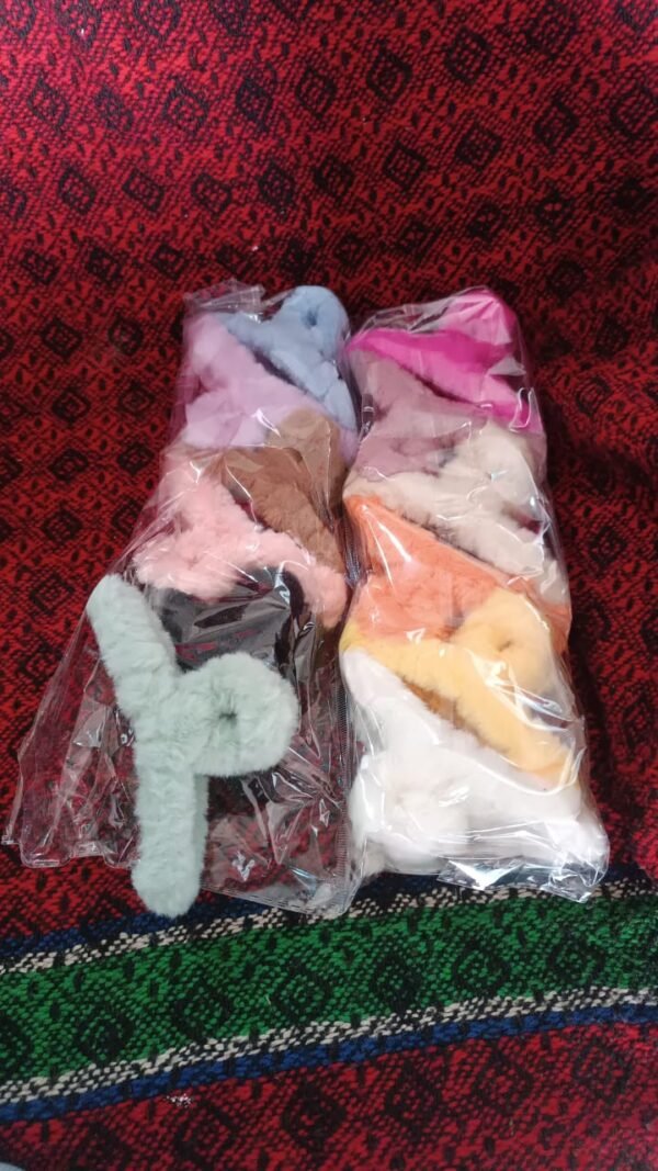 cbb9587f-6b7c-44ed-9cda-f46828e4683e.jpg Large Plush Hair Claw Clips, Plastic Fluffy Hair Claw Hair (1 Pc / Mix Color)