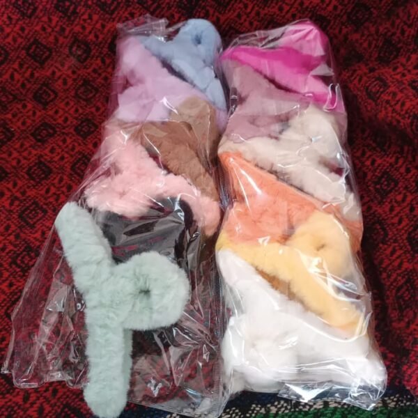 cbb9587f-6b7c-44ed-9cda-f46828e4683e.jpg Large Plush Hair Claw Clips, Plastic Fluffy Hair Claw Hair (1 Pc / Mix Color)