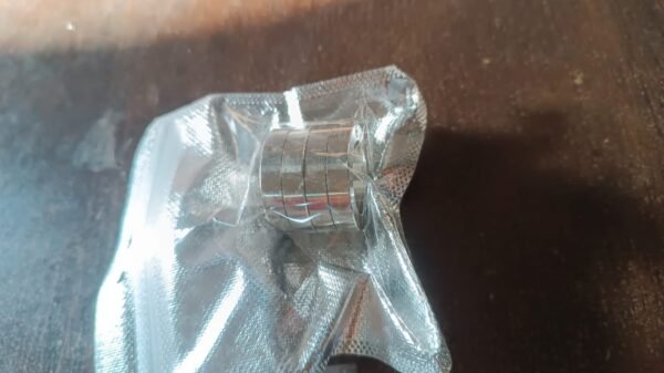 f81c81d2-3f89-41f7-babc-f9f9970339a9.jpg Portable 4 Finger Ring Unique Rotating Folding Ring (1 Set)