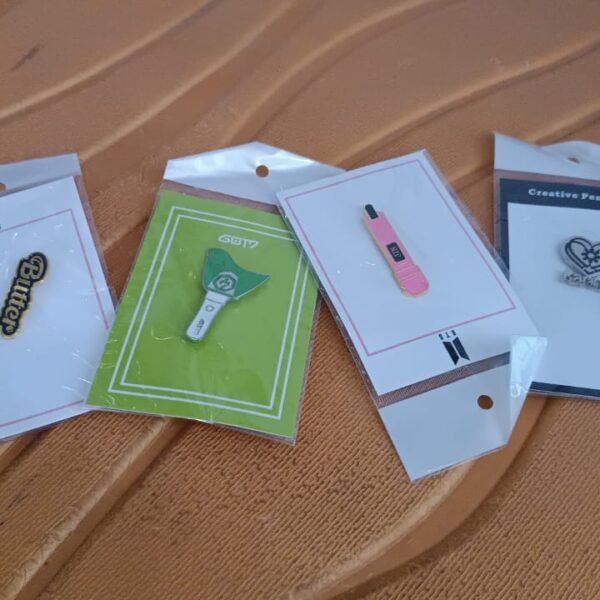 Stylish Metal Badge Pin – Single Piece (Random Design)